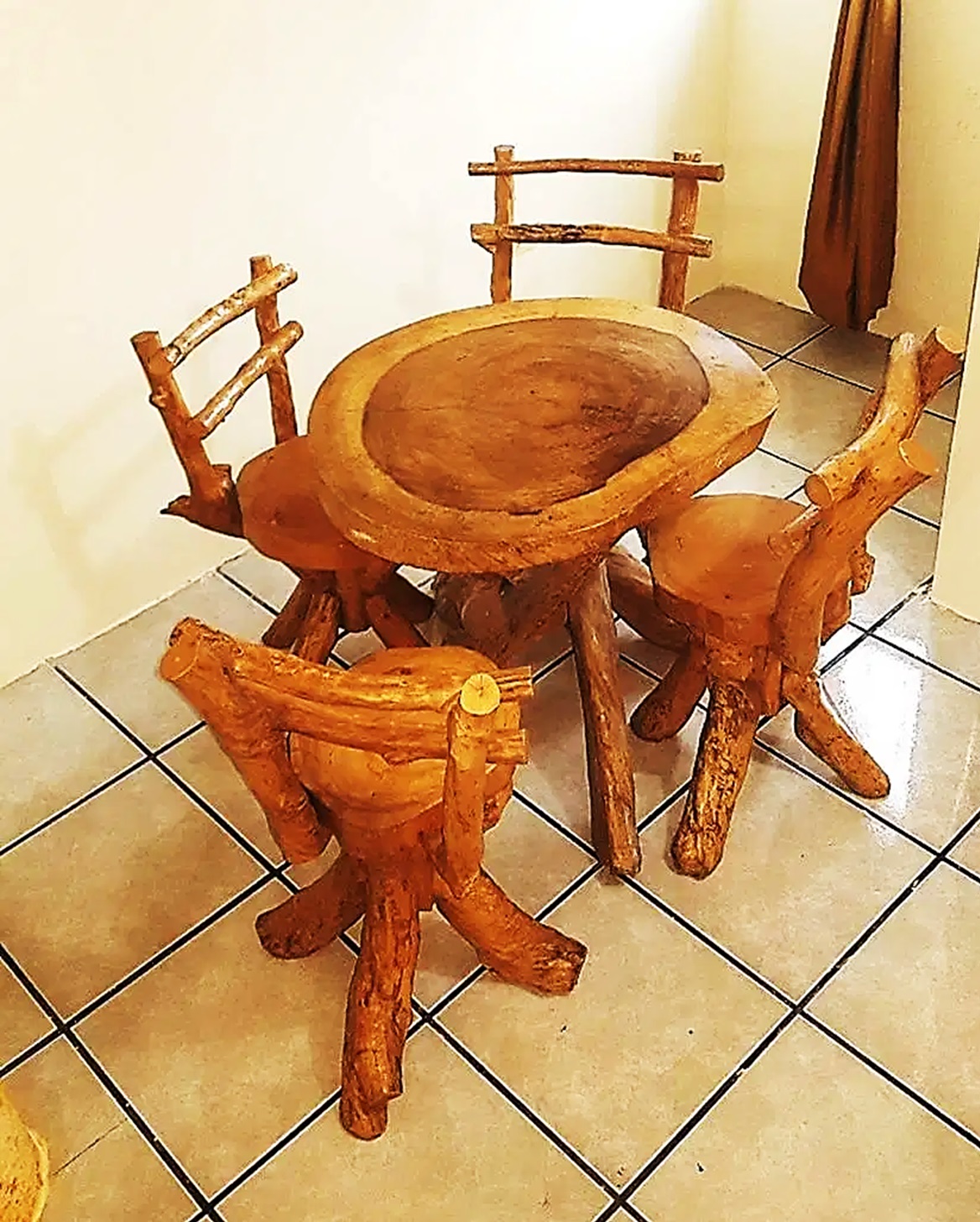 MUEBLES Y BARES RUSTICOS EN MADERA SELECCIONADA